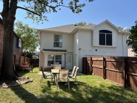 Spacious Living, BBQ, Minutes to DFW Airport, Sleep 16 Отели рядом с достопримечательностью «Stay N' Play»