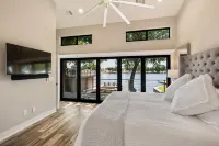 New Low Fall Rates - Watch Football on the Dock - Luxurious Home on Lake LBJ -