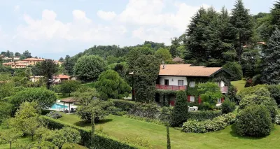 Lake Maggiore, beautiful villa with pool and large garden on Lake Maggiore فنادق في 