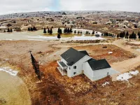 Loving Life at the Greens! 8 Bed 4.5 Bath Bear Lake House - Beds for 33!