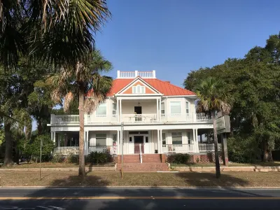 In The Heart Of Apalachicola~Walk Everywhere~Green Envy Suite~Majestic Jewel Inn Hotels near Apalachicola Margaret Key Public Library