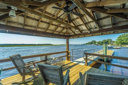 BENNETT’S POINT BUNGALOW ON DEEP WATER WITH PRIVATE DOCK ACCESS