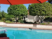 Detached guest house on private gated Spanish Estate with a pool, Temecula close Các khách sạn ở Fallbrook