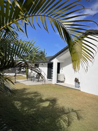 Gold Coast Comfort – Stylish 1-Bedroom Retreat Near Beaches, Cafés & Lake