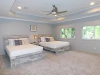 MODERN LUXURIOUS HOUSE/ POOL, JACUZZI AND LARGE PATIO Hotels in Hudson Oaks