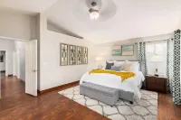 Pool and Jacuzzi + Rock slide + FUN amenities for all! Hotel a Ahwatukee Foothills