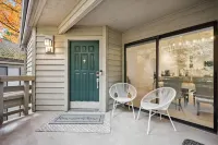 NEW Lux Bellevue 2BD 2BA Condo - Free Parking
