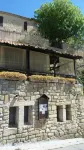 Charming house in medieval village with pond view terrace, private parking Hôtels à proximité de : Domaine de Sulauze