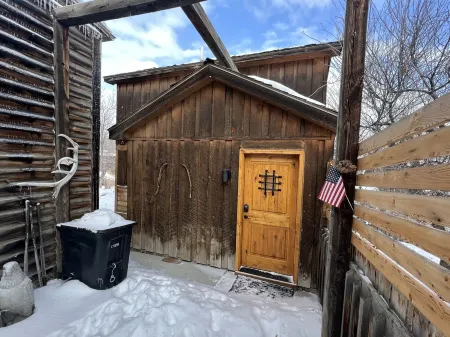 Private Custom Cabin on Yellowstone River with Breathtaking Views