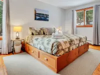 Lakefront Home on Great Sacandaga – Summer Weeks Still Available!! Hotels in Day