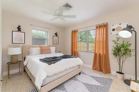 Private Home w/ Pool 10 min from Delray Отели в г. Бойнтон Бич