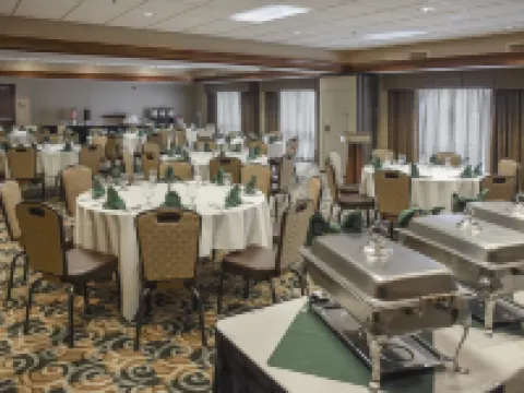 Hampton Inn & Suites Youngstown-Canfield Hotels in Canfield