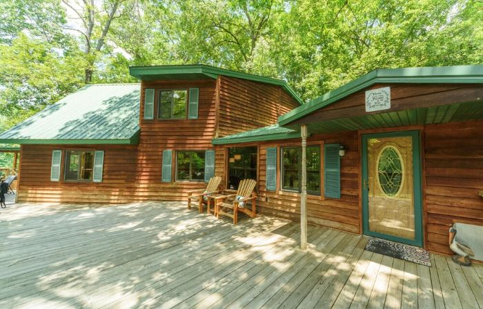 HotTub! FirePit, Private 2.5 acre Pond, 2 Kayaks! GameRoom! Slps12+