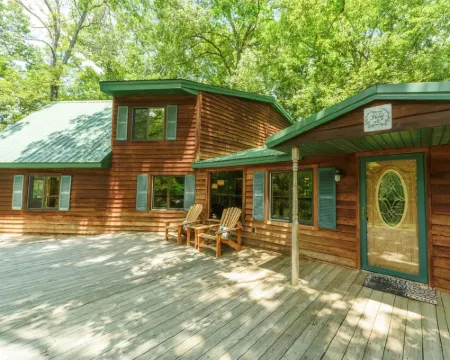 HotTub! FirePit, Private 2.5 acre Pond, 2 Kayaks! GameRoom! Slps12+ Hotels in Stokes