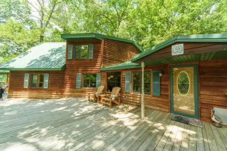 HotTub! FirePit, Private 2.5 acre Pond, 2 Kayaks! GameRoom! Slps12+