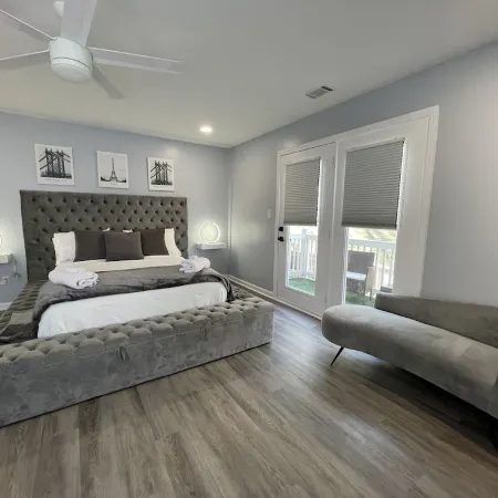 New Modern Townhome Downtown- 3Levels