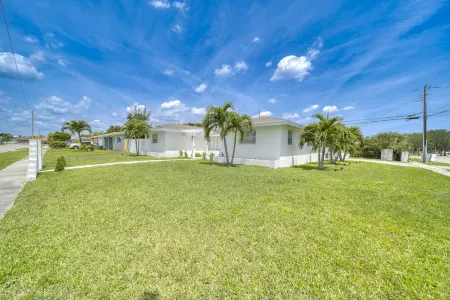 Casita w/ Heated Salt Water Pool Отели рядом с достопримечательностью «Университет Палм Бич Атлантик»