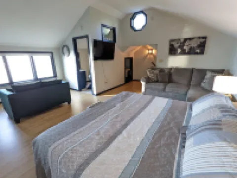 Beautiful Modern Waterfront Lake House With Views