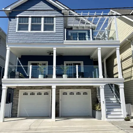 Brand new 2BR apartment steps from the beach 🏖