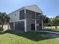 Fisherman's access and relaxation in a 2BR 2BA on River with Dock, Pet friendly! Hotels in Carrabelle