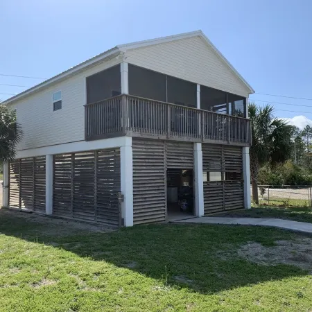 Fisherman's access and relaxation in a 2BR 2BA on River with Dock, Pet friendly!