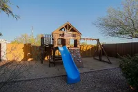 Luxury Custom Home on 1 acre, heated spa and pool, plus casita, no HOA, bring RV Hotels in New River