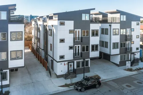 Modern Fort Worth Townhome 2 bedroom 2.5 bath - Comfortable Stay