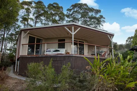 Secluded Rural Oasis: Misty Mornings and Expansive, Far Mountain Views