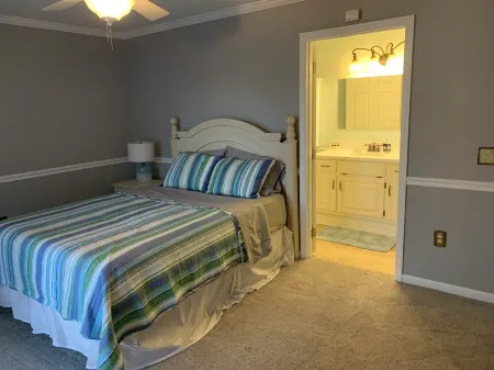 Quiet Townhouse - Cozy Gas Fireplace - Near Lake Chatuge