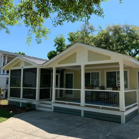 Walk to Beach & 7 Restaurants. Our 1950’s 3 Bed & 2 Bath Cottage is Fantastic!
