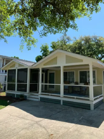 Easy Walk to Beach & 6 Restaurants.  Our 1950’s Cottage Gets Great Reviews!