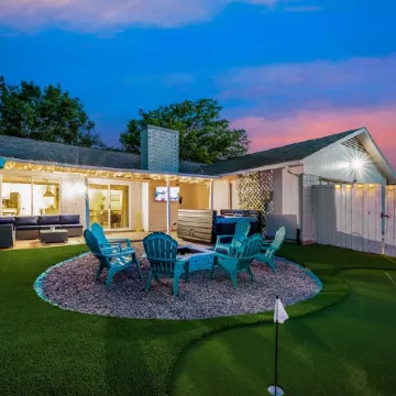 Hot Tub, Putting Green, Game Room!