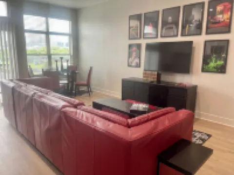 Perfect Location! Skyline View!Gym/Free Parking/Newly Renovated Pool