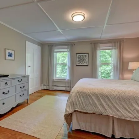 Colonial House, w/Yard,7min walk to Downtown Lenox