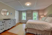 Colonial House, w/Yard,7min walk to Downtown Lenox