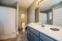 Beaver Lake Getaway-15 min from downtown Rogers with HOT TUB!