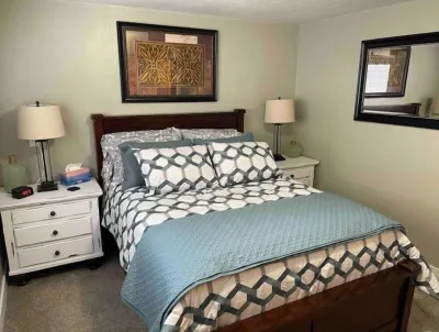 Lovely quiet 2 bedroom rental with free parking Hotels in 