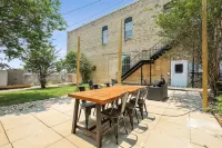 The McKinley on Elgin's Historic Main Street Hotels in Elgin