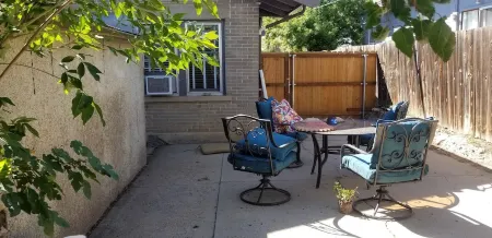 420 Friendly! A Charming 3 Bedroom Home Within Walking Distance of Downtown Отели рядом с достопримечательностью «Most Holy Trinity Church»