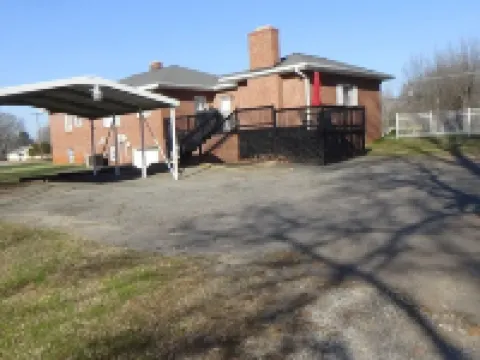 EZ - GO Lodging 3.7 mi Green Pond Landing(Lake Hartwell) Clemson Univ 15 mil. Hotels in Centerville