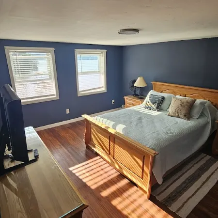 Cozy Lake Front home for Boating, fishing, winter sports, and gorgeous views,