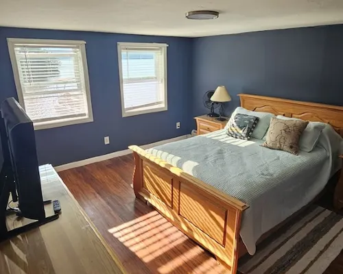 Cozy Lake Front home for Boating, fishing, winter sports, and gorgeous views, Hotels in Errol