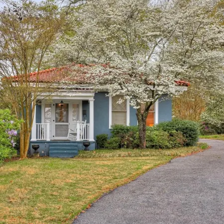 Beautiful 2bedroom cottage with full kitchen, dining area, laundry, 3 TVs, a/c