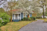 Beautiful 2bedroom cottage with full kitchen, dining area, laundry, 3 TVs, a/c