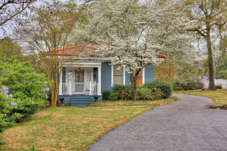 Beautiful 2bedroom cottage with full kitchen, dining area, laundry, 3 TVs, a/c