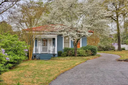 Beautiful 2bedroom cottage with full kitchen, dining area, laundry, 3 TVs, a/c