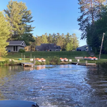 Clean cottage on the Eagle River Chain, dock, firewood, edge of town Отели в г. Линкольн