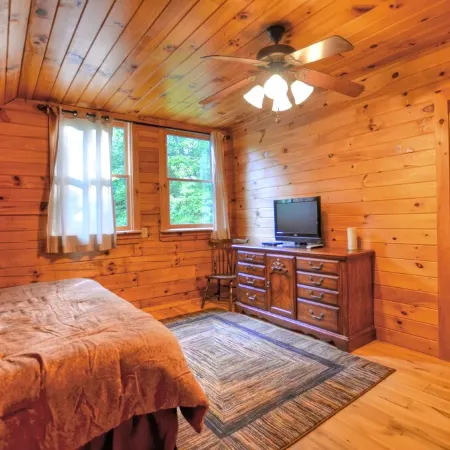 Rustic Moonshiner's Hideaway Cabin Near Bryson City and NOC