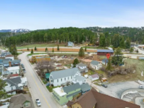 Beautiful Modern/Rustic Cottage in the heart of Lead!!! Hotels in Lead