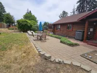 Charming, modern log cabin, steps to the lake. Bright & spacious. Ideal escape!